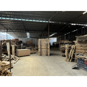không gian xưởng pallet