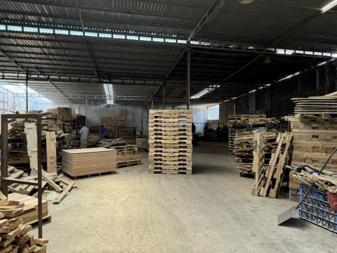 không gian xưởng pallet
