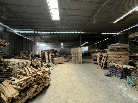 không gian xưởng pallet