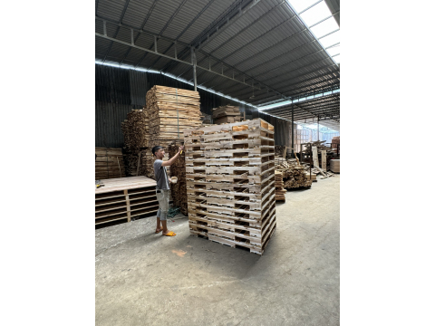 không gian xưởng pallet