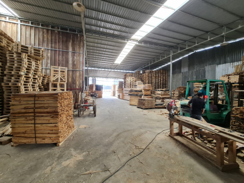 không gian xưởng pallet