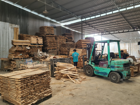 không gian xưởng pallet