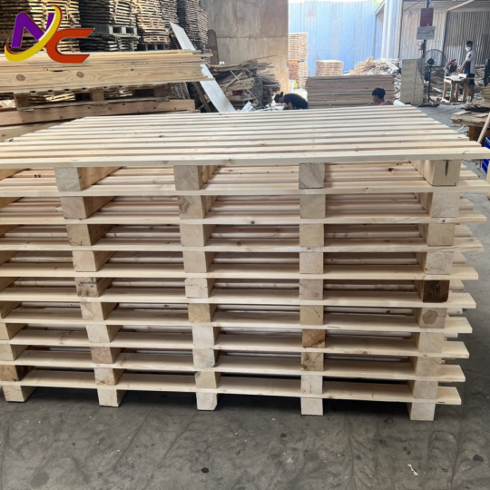 Pallet gỗ nâng 2 hướng giá rẻ tân uyên