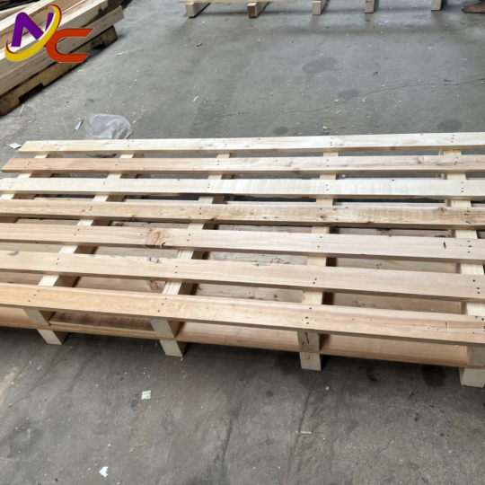 Pallet nâng 2 hướng lớn